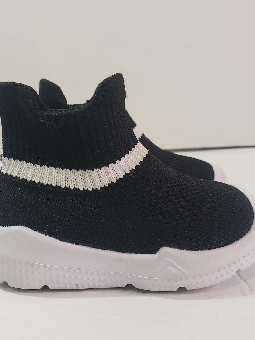 Kids Black and White Slip-On Sock Sneakers, Breathable Knit, White Sole Sz: 4